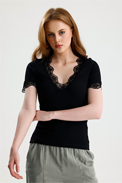 ROSE ARYA Black V-Neck Lace Detailed Half Sleeve Badi