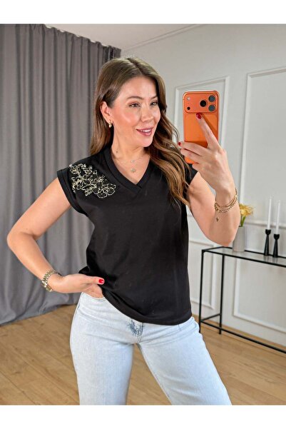 Size Özgü Siyah V Yaka Çiçek Detay Tshirt