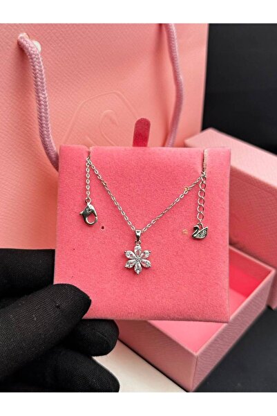 Generic Brilliant Flower Necklace with Elegant and Luxurious Design