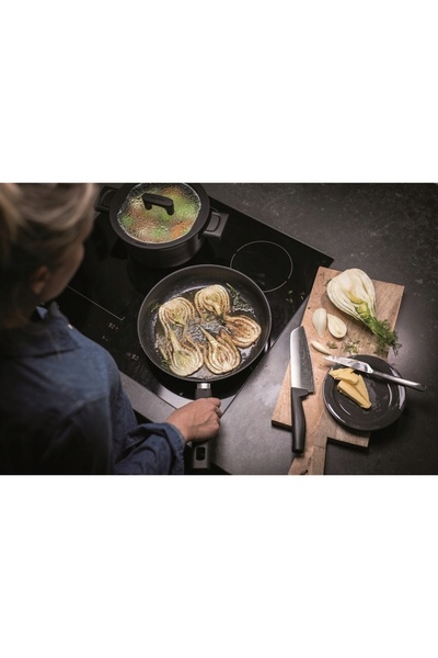 FiSKARS CUȚIT SANTOKU CU LAMA ASPIRATĂ PENTRU TOCĂT 1051761