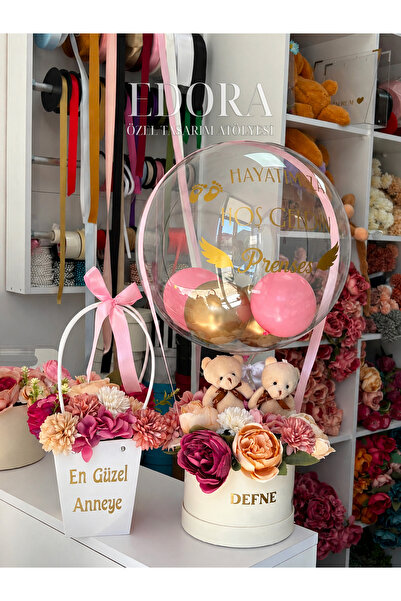 Anne & Bebek Hediye Seti Peluşlu Balonlu Çiçek Kutusu Krem & Renkli Çiçek Aranjmanlı Şirin Çanta Beyaz| Kişiselleştirilebilir Yazı Seçenekleriyle Hediyelik Set