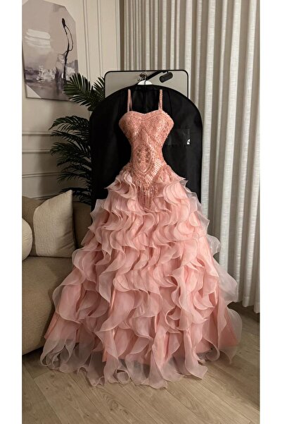 FASHION فستان وردي بحمالات رفيعة وصدر مطرز، مع تنورة كشكش واسعة متموجة وطبقات...