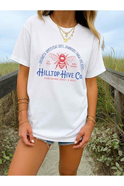 23 nisan تي شيرت نسائي من Hilltop Hive Co. بتصميم جرافيك - تصميم ريترو مع طبا...