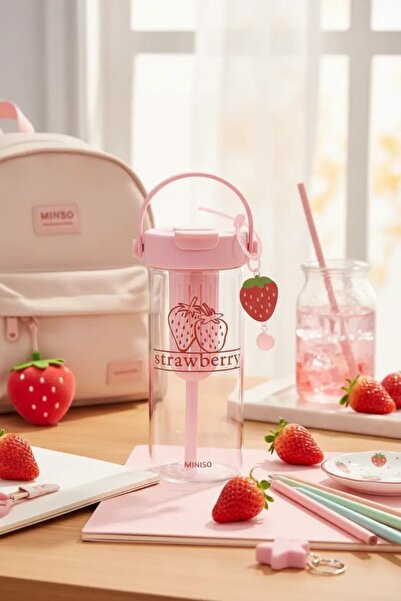 Miniso Lisanslı Çilek Serisi Askılı Plastik Şişe 750 Ml – Pipetli 20,8 Cm