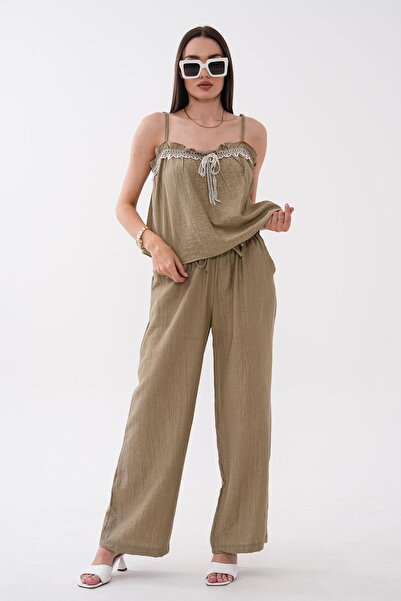 ŞİMAL Ženska bluza i pantalone sa čipkastim detaljima i remenom od konopa, se...
