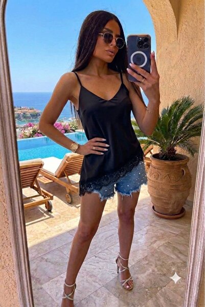 AndraRose Styles Ασύμμετρο σατέν τοπ με δαντέλα Ριβιέρα