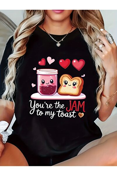 01THEONE تصميم مرحة يتميز بطباعة "Jam Toast" على تي شيرت نسائي كاجوال برقبة م...