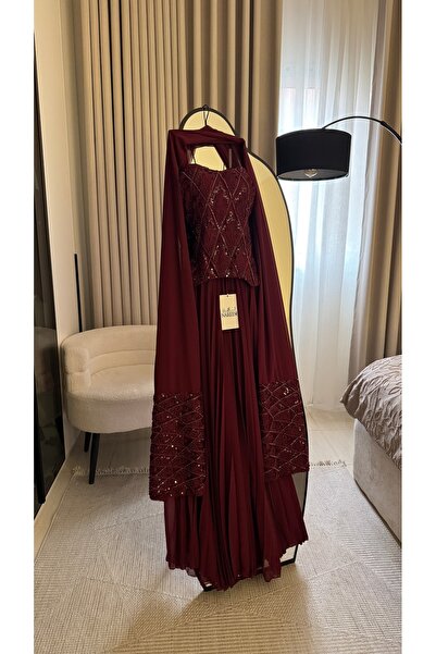 Nareen Fashion فستان سهرة فاخر بلون برغندي أنيق بتصميم يجمع بين الرقي والاحتشام.