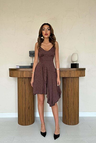 Clothes Fast فستان نسائي قصير بحزام بني وياقة على شكل حرف V وحاشية غير متماثل...