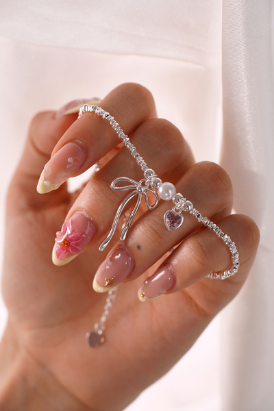 AŞIK ACCESSORIES سلسلة معصم نسائية فضية اللون مع شريط وقلب من اللؤلؤ والوردي،...