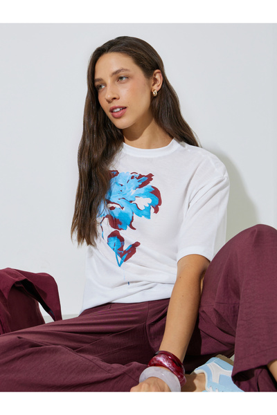 Styli White Relaxed Fit Graphic Print T-Shirt