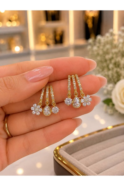 BY YASİN TOPÇU Gold Renk Üçlü Çiçek ve Damla Taş Sallantılı Küpe