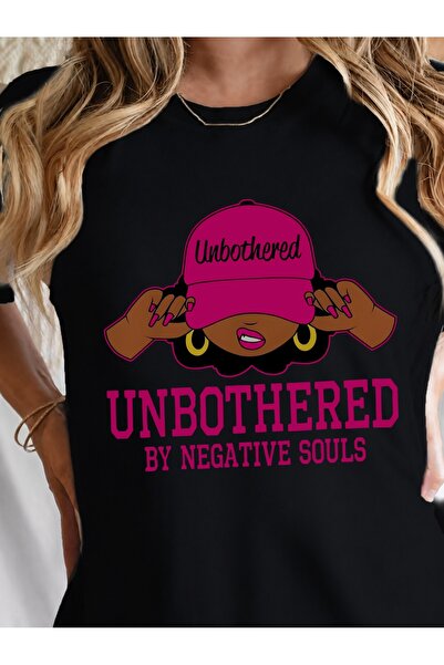 Generic Brand تي شيرت نسائي بتصميم "Unbothered Woman with Pink Cap Slogan"، ي...