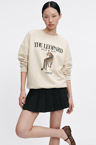 Quzu Text and Leopard Printed Oversize Sweatshirt Beige