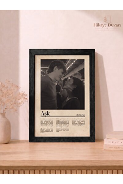 Hikaye Duvarı Kişiye Sevgili Kapak Temalı Çerçeveli Poster/Tablo
