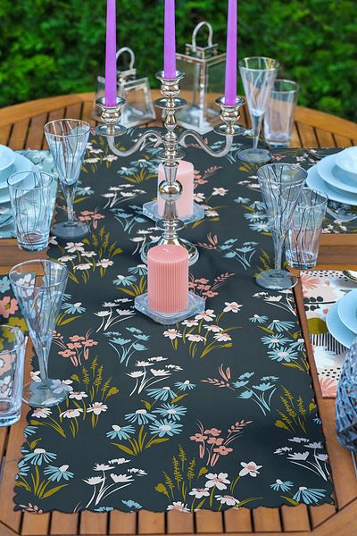 Realhomes 4+1 model floral colorat pe fundal Set american de serviciu și alergător