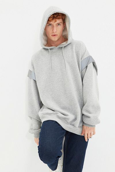 Trendyol Collection Γκρι φούτερ με κουκούλα μεγάλου μεγέθους - Ανακλαστική λεπτομέρεια, φλις εσωτερικά, TMNSS20sw0205