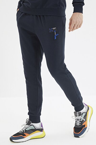 Trendyol Collection Marineblaues Fleece-Trainingsanzug-Set mit normalem Schnitt und Label - TMNAW21EM0060