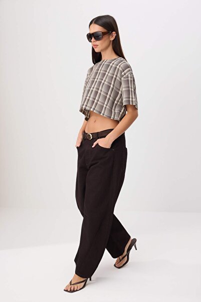 Trendyol Kollektion Braun-beige karierte Crop-Bluse mit Reißverschluss TWOSS2...