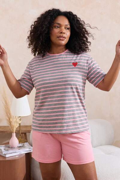 Trendyol Curve Rosa-Mehrfarbiges gestreiftes Strick-Pyjama-Set mit Herzmuster...