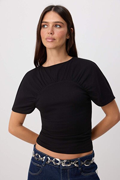 Trendyol Collection تي شيرت أسود بقصة ضيقة وياقة قاربية وأكمام قصيرة مصنوع من...