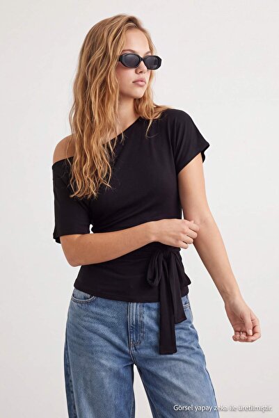Trendyol Collection تي شيرت أسود مخطط بياقة غير متماثلة وتفاصيل ربط من القطن ...