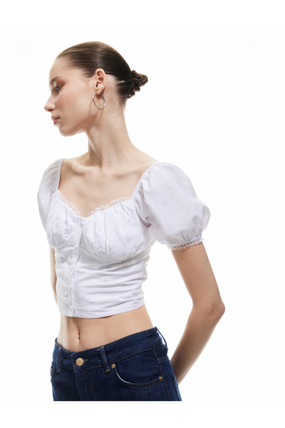 Koton Dar Kesim Dantel Detaylı Kalp Yaka Kısa Balon Kollu Crop Bluz