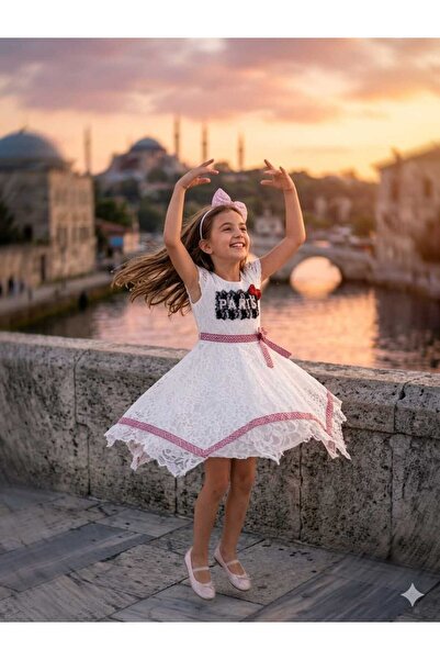 Hilal Akıncı Kids Rochie albă din dantelă pentru fetiță cu dungi asimetrice