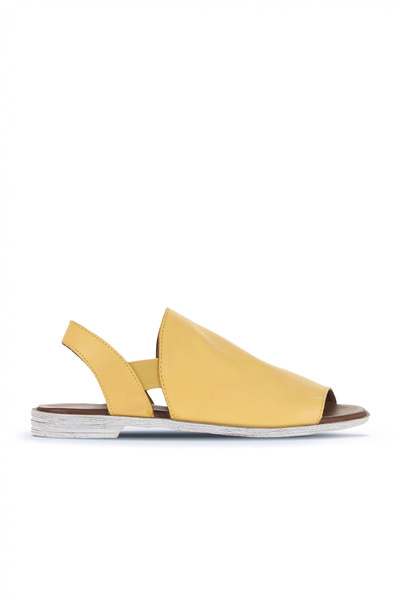 Bueno Shoes صندل نسائي مسطح من الجلد باللون الأصفر 01wa3008