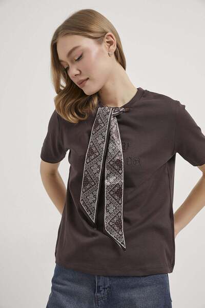 Arma Life Armalife 26667 women's t-shirt with scarf-detail embroidery