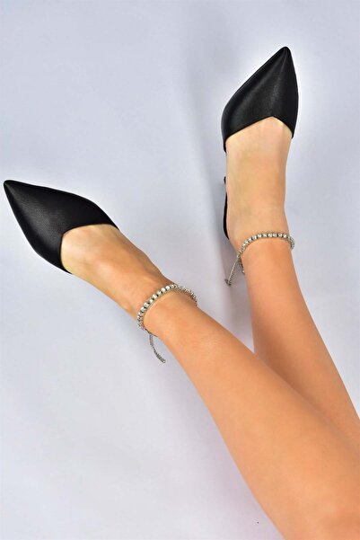 Fox Shoes Czarne satynowe buty na obcasie z kamienną klamrą M404010904