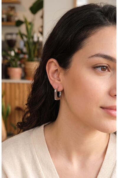 Inure Jewelry أقراط مربعة فضية اللون من النحاس