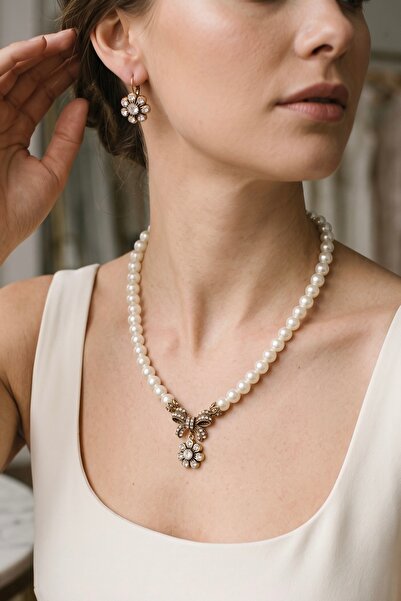 FAYRA ACCESSORIES Papatya Sallantılı Fiyonk Figür İnci Kolye ve Küpe Seti