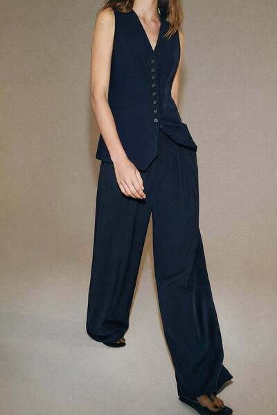 VATKALI V-Neck Body-Fitting Vest