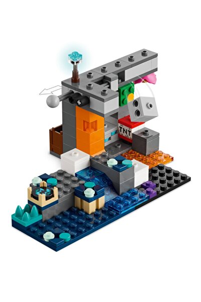LEGO ® Minecraft - Intalnirea cu Temnicerul (21274)