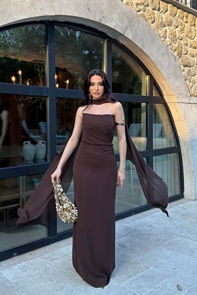 Serica Moda Καφέ στράπλες βραδινό φόρεμα με λεπτομέρεια σάλι και ντραπέ
