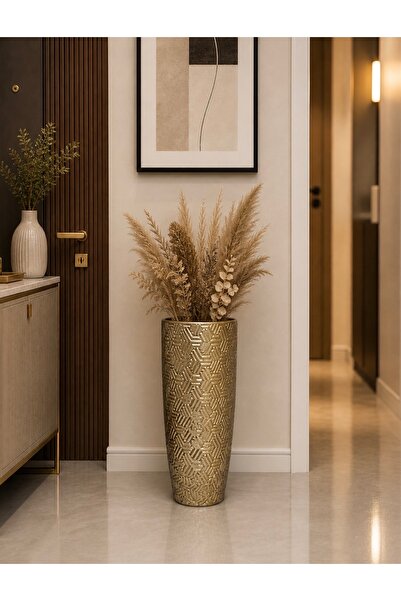 VAZA DESİNG Vază decorativă din metal auriu, formă cilindrică cu model geomet...