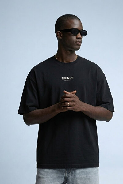 MATERIAL Tricou negru casual cu imprimeu text introvertat pentru bărbați