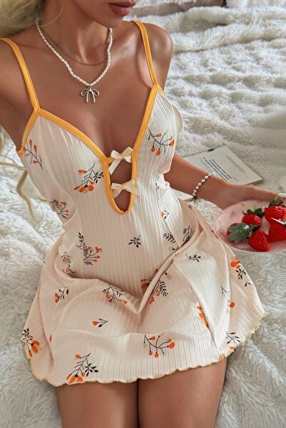 BELLA NOTTE قميص نوم رومانسي من قماش إكرو مزين بزهور الخردل وتفاصيل فيونكة