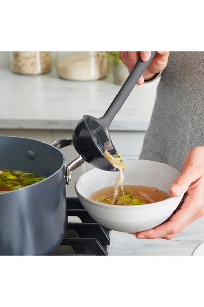 Greenpan مغرفة سيليكون باللون الرمادي |   سيليكون بلاتيني |   خالي من مادة BPA |   200 ° مقاوم للحرارة |