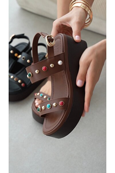 selin shoes صندل نسائي من زوريلا بكعب عريض وتفاصيل حجرية ملونة ومشبك ذهبي قاب...