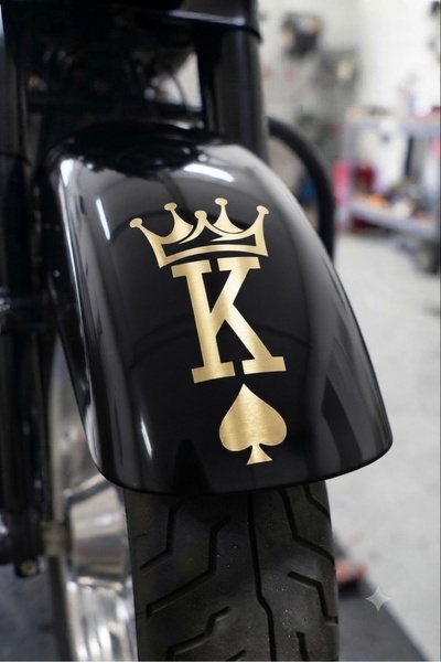 Yalıgraf Reklam Tabela ملصق موتور سايكل وملصق سيارة بتصميم King of Spades (مل...