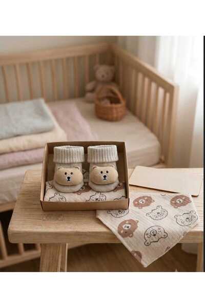 Baby by Bumbo طقم جوارب ووشاح للأطفال مع دمية دب