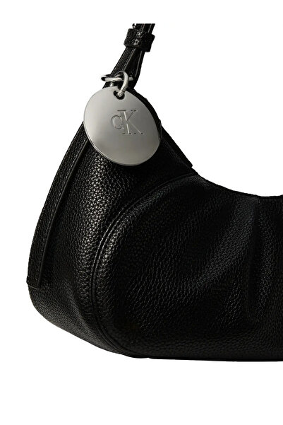 Calvin Klein ENGRAVED HW ELONGATE, UB1 Kadın Siyah Çanta