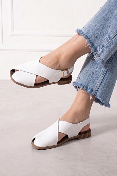 FUGA MODA Vieste White Cross-Strapped Gold Buckle Women's Sandals