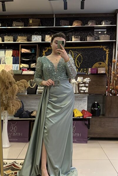 HÜMEYRA BUTİK فستان سهرة من الساتان مع تفاصيل الترتر
