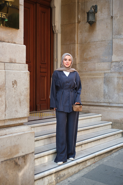 LOCCO بدلة نسائية بجيبين وياقة على شكل V وأزرار وحزام خصر باللون الأزرق الداكن