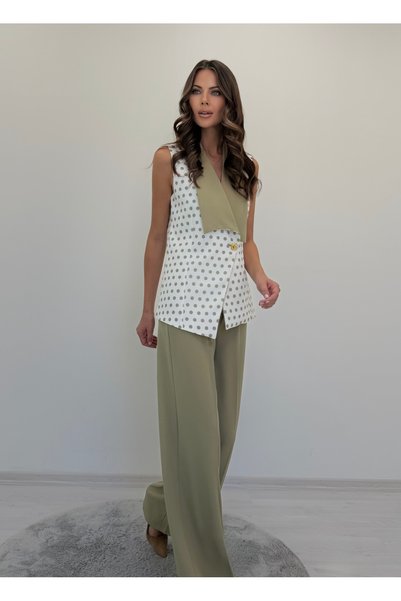 ossons Postură elegantă, contrastantă, cu buline, guler șal, vestă cu nasturi aurii, pantaloni, costum kaki deschis