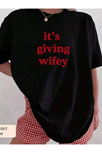 4CR تي شيرت نسائي 2026 بطبعة "Its Giving Wifey"، تي شيرت قطني ثقيل كبير الحجم...