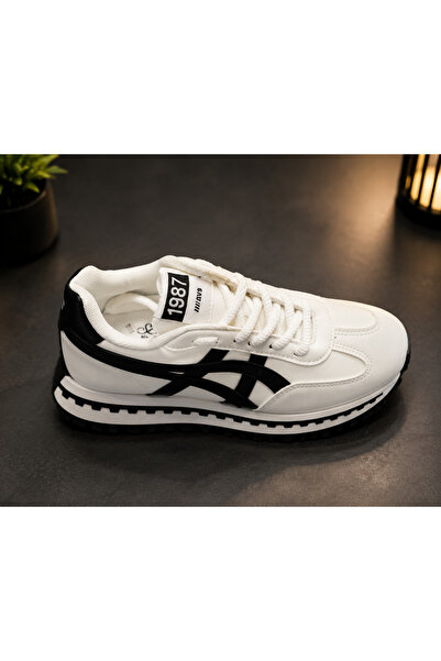SEVEN 1987 Sports Boot with a Modern Classic Design, Featuring Sleek Lines